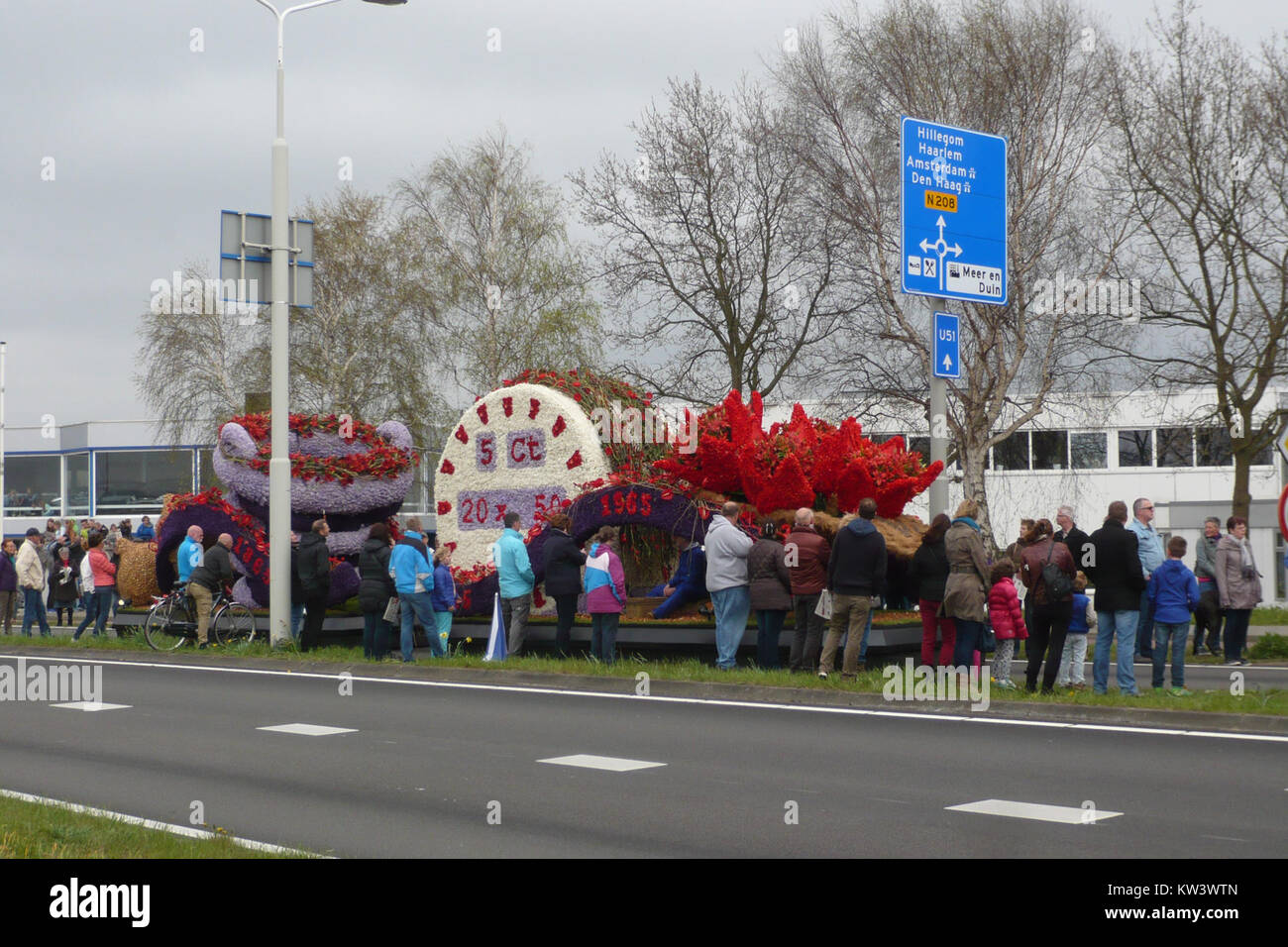 Das Bild zeigt die jährliche Bloemencorso-Blumenparade in der Nähe von Sassenheim im Jahr 2015 und zeigt die lebendigen Blumenwagen und die Tradition der niederländischen Blumenkunst. Stockfoto