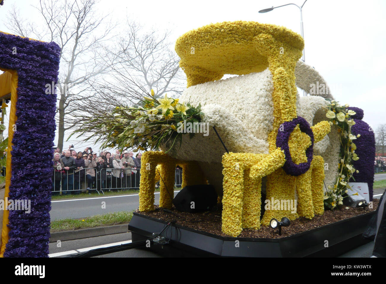Der Bloemencorso 2015 in der Nähe von Lisse in den Niederlanden war eine lebhafte Blumenparade, bei der komplizierte, mit Blumen geschmückte Wagen gezeigt wurden. Diese jährliche Veranstaltung ist eine der größten Blumenparaden in Europa und zieht Tausende von Besuchern an. Stockfoto