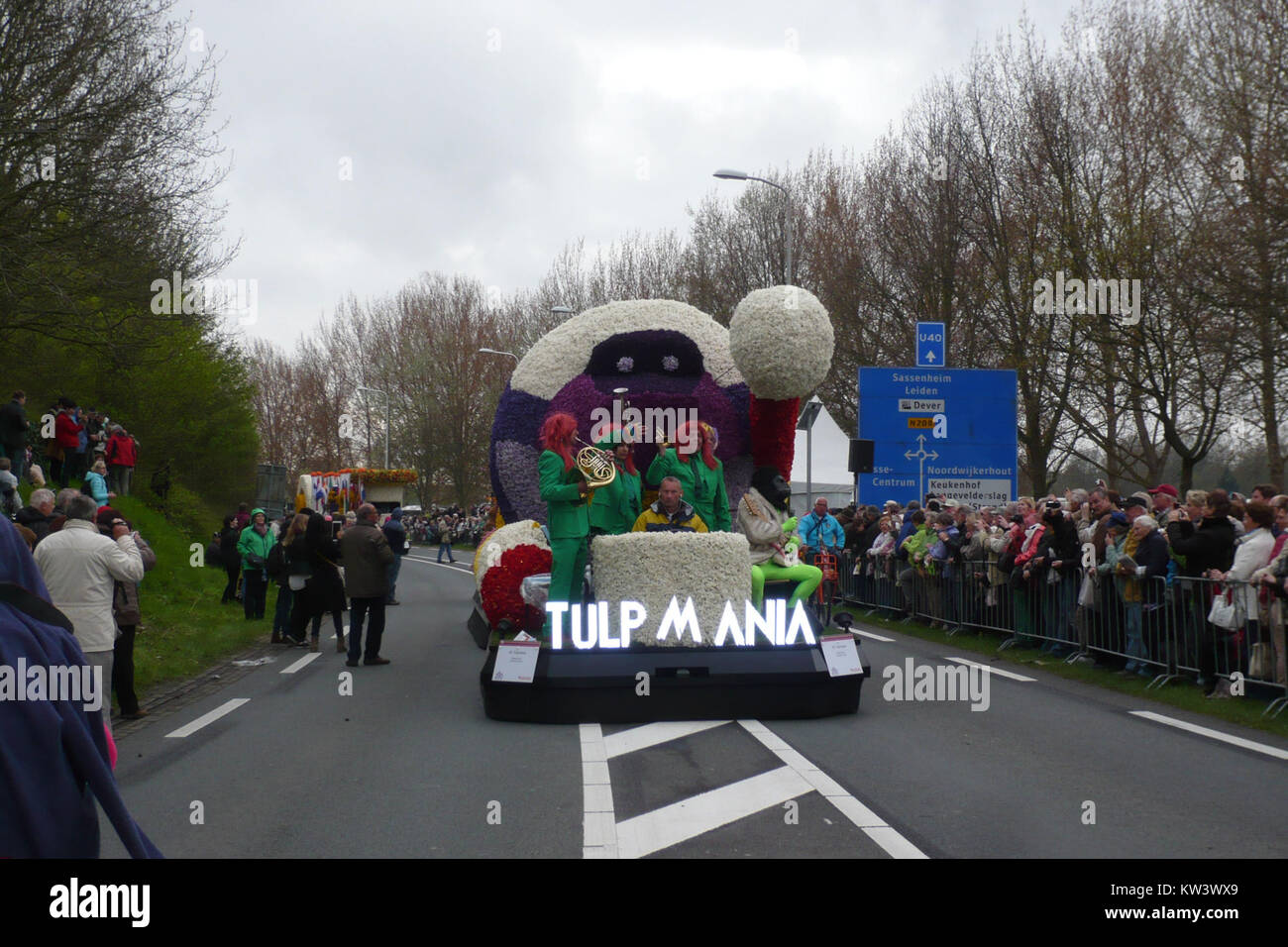 Ein Foto von der Bloemencorso (Blumenparade) 2015 in Lisse, Niederlande, mit farbenfrohen Blumenwagen während der jährlichen Veranstaltung. Stockfoto