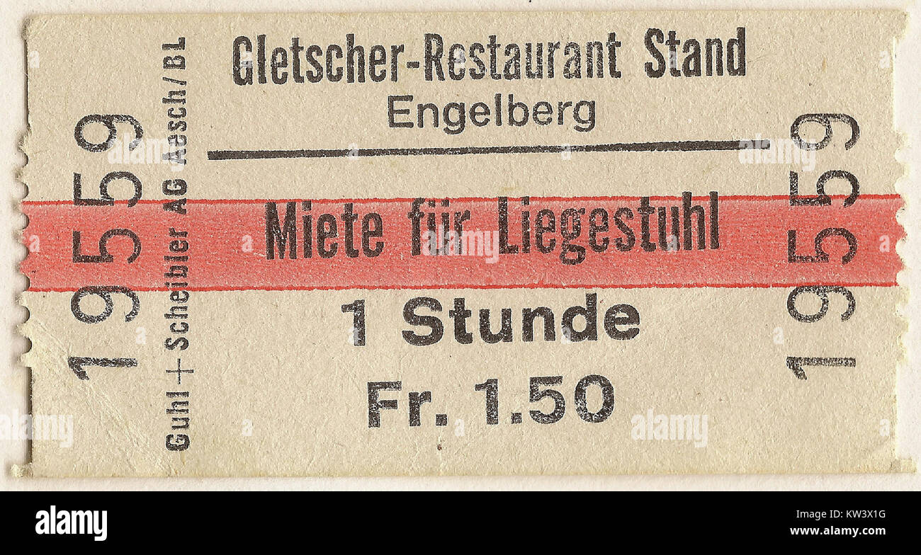 Ein Foto des Glacier Restaurant am Mount Titlis in der Schweiz aus dem Jahr 1977, mit gemieteten Liegestühlen, die einen Blick auf die verschneite Landschaft bieten. Stockfoto