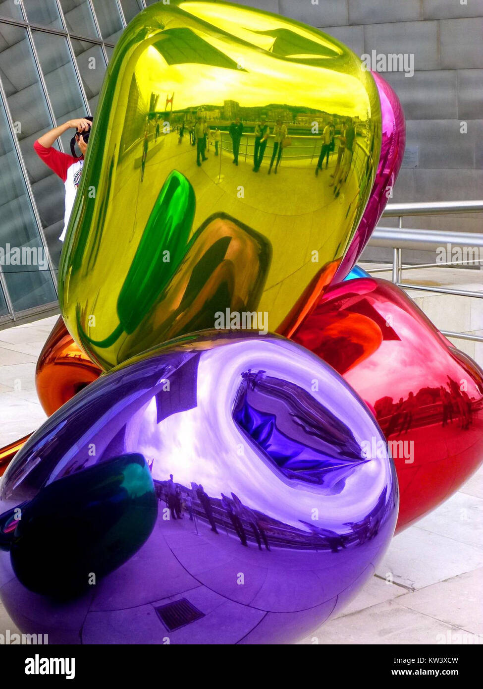 Tulpen ist eine berühmte Skulptur von Jeff Koons, die im Guggenheim Museum in Bilbao, Spanien, als Teil seiner zeitgenössischen Kunstsammlung ausgestellt wird. Stockfoto