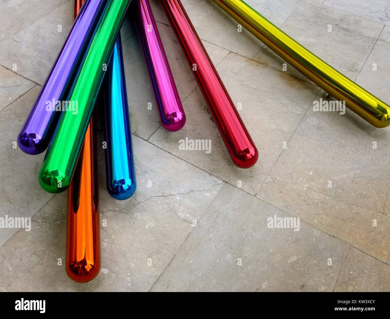 Die Skulptur „Tulpen“ von Jeff Koons, die im Bilbao Museo Guggenheim ausgestellt wird, ist ein herausragendes Stück zeitgenössischer Kunst. Es verfügt über farbenfrohe, große Edelstahlblumen, die zu einem unverkennbaren Werk des Künstlers geworden sind. Stockfoto