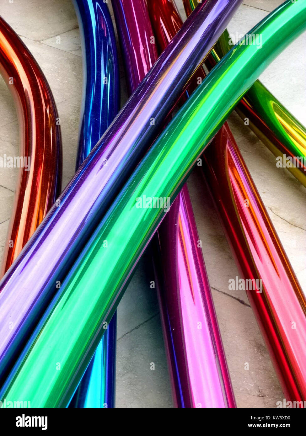 Jeff Koons’ Skulptur „Tulpen“ ist Teil der Sammlung des Guggenheim Museums in Bilbao. Es ist bekannt für seine lebendigen Farben und sein zeitgenössisches künstlerisches Design, das den unverkennbaren Stil von Koons widerspiegelt. Stockfoto