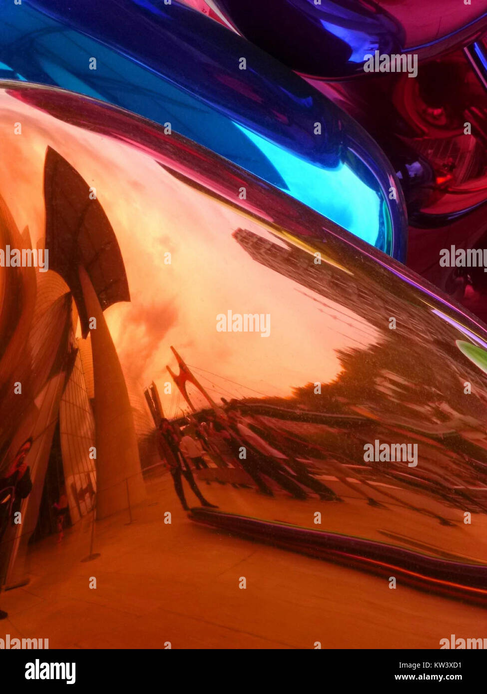 Das Guggenheim Museum Bilbao ist bekannt für seine beeindruckende moderne Architektur und seine Ausstellungen zeitgenössischer Kunst. Zu den bemerkenswerten Installationen der museumâ gehört die Skulptur „Tulpen“ von Jeff Koons, ein buntes, großformatiges Stück, das Optimismus und Feier symbolisiert. Stockfoto