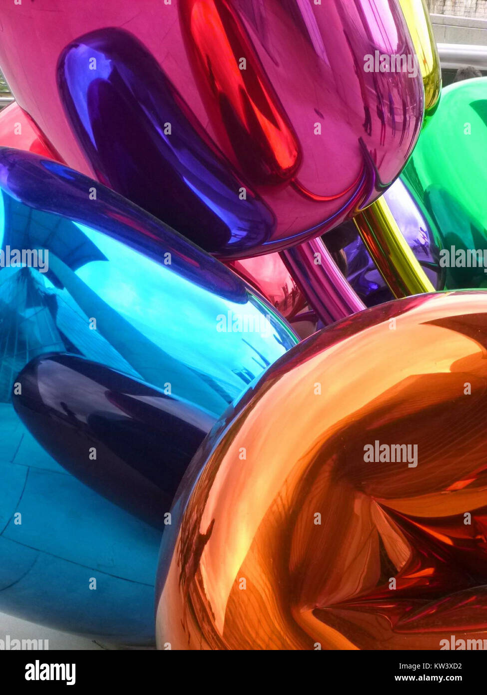 Jeff Koons' „Tulpen“, die im Guggenheim Museum in Bilbao ausgestellt werden, ist eine lebendige und großformatige Skulptur, die für ihre glänzende Oberfläche und die spielerische Interpretation von Blumen in der modernen Kunst bekannt ist. Stockfoto