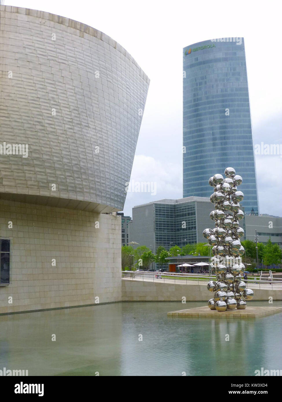 Das Guggenheim Museum in Bilbao, Spanien, ist ein modernes architektonisches Wahrzeichen, das von Frank Gehry entworfen wurde. Bekannt für sein einzigartiges Design, ist es eine bedeutende kulturelle Attraktion und beherbergt Ausstellungen zeitgenössischer Kunst. Stockfoto