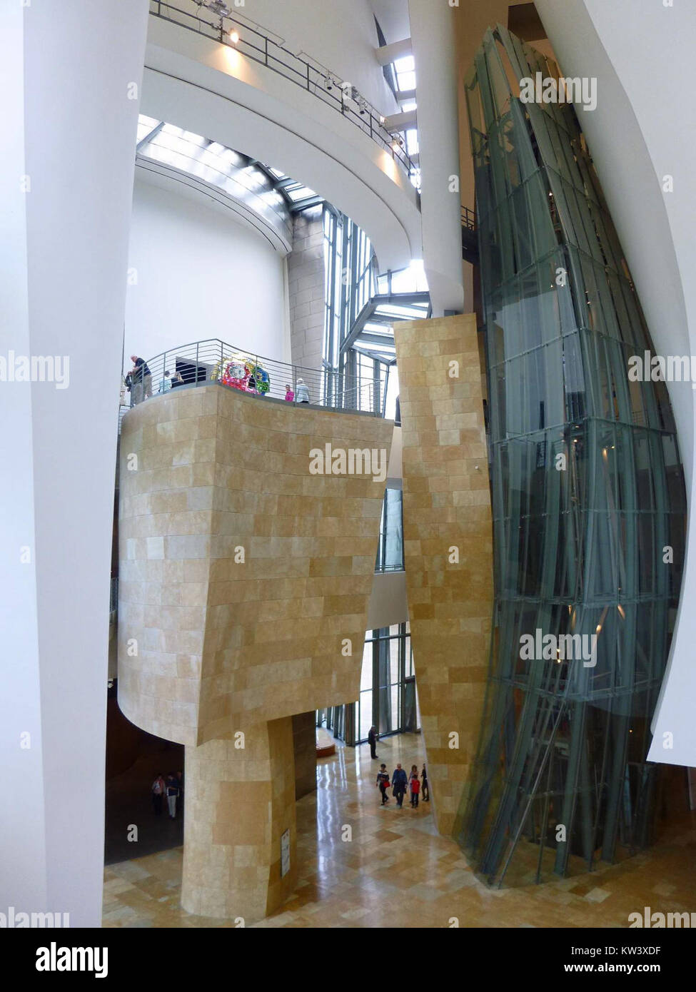 Das Guggenheim Museum in Bilbao, Spanien, wurde von Frank Gehry entworfen und ist ein architektonisches Wahrzeichen, das für sein modernes, unverwechselbares Design und die innovative Verwendung von Titan bekannt ist. Das Museum beherbergt Ausstellungen zeitgenössischer Kunst und ist eine bedeutende Kulturstätte der Stadt. Stockfoto