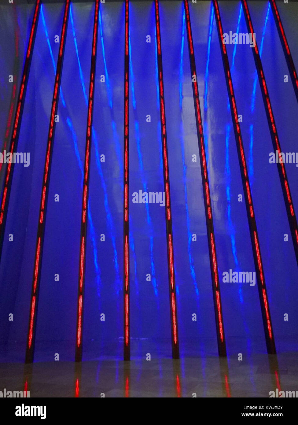 Die Jenny Holzer Installation im Bilbao Museo Guggenheim ist eine Ausstellung zeitgenössischer Kunst, die soziale und politische Themen durch textbasierte Kunstwerke erforscht. Holzerâ Arbeit fordert die Zuschauer dazu auf, sich mit gesellschaftlichen Fragen auseinanderzusetzen. Stockfoto