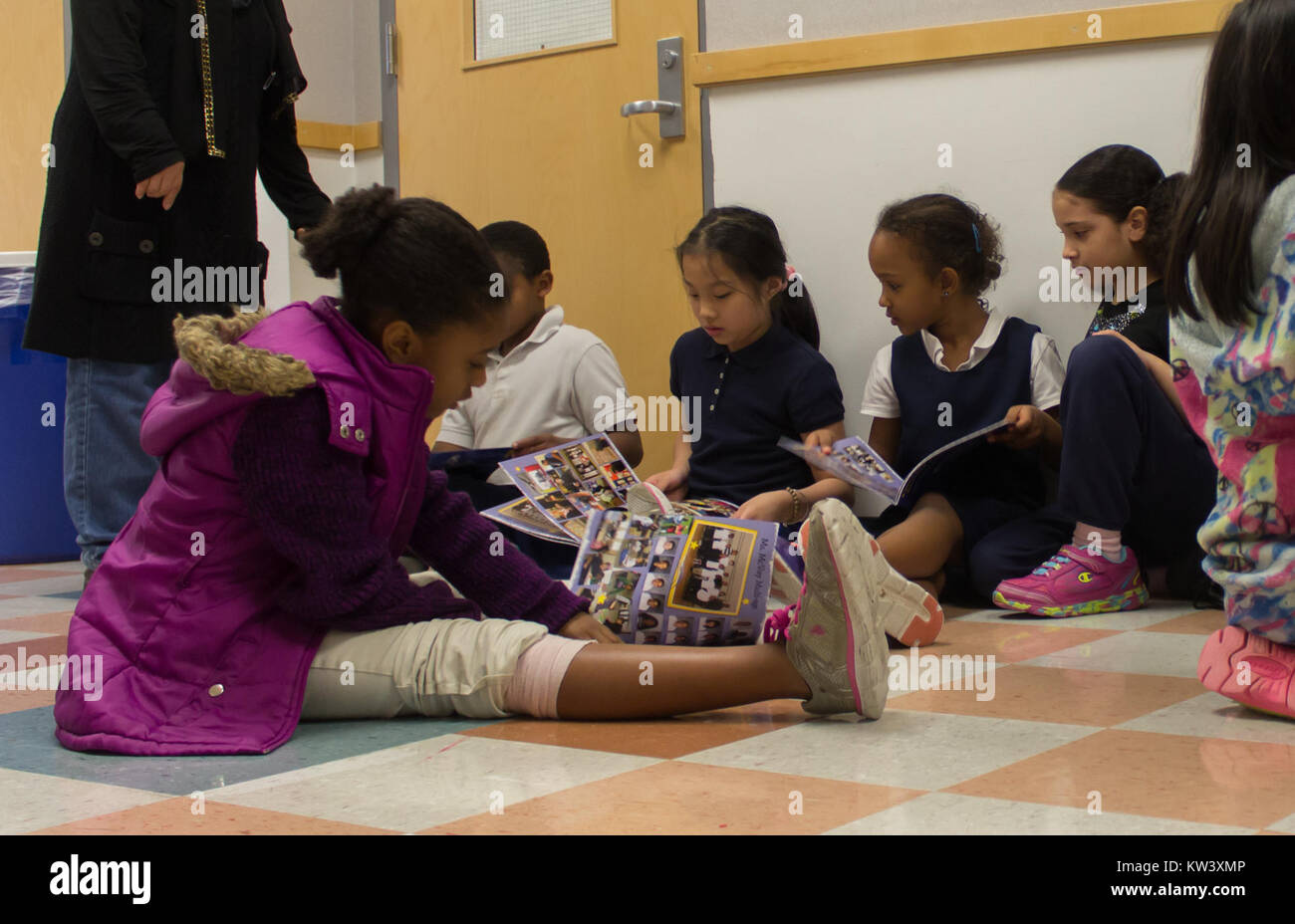 Das Bild mit dem Titel „Book Up Summer“ spiegelt eine visuelle Darstellung der Sommerlesung wider. Im Mittelpunkt steht ein offenes Buch, das Entspannung, Freizeit und intellektuelles Engagement während der Sommermonate symbolisiert. Stockfoto