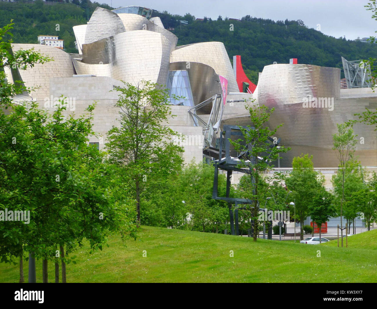 Das Guggenheim Museum in Bilbao, Spanien, ist ein architektonisches Meisterwerk von Frank Gehry. Bekannt für seine zeitgenössische Kunstsammlung und sein innovatives Design, ist es ein weltweites Wahrzeichen moderner Kunst und Architektur. Stockfoto