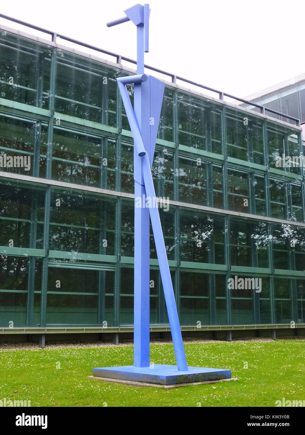 Eine Skulptur von Miquel Navarro in der Nähe des Museo de Bellas Artes in Bilbao, Spanien, zeigt moderne spanische Kunst und öffentliche Installationen. Stockfoto