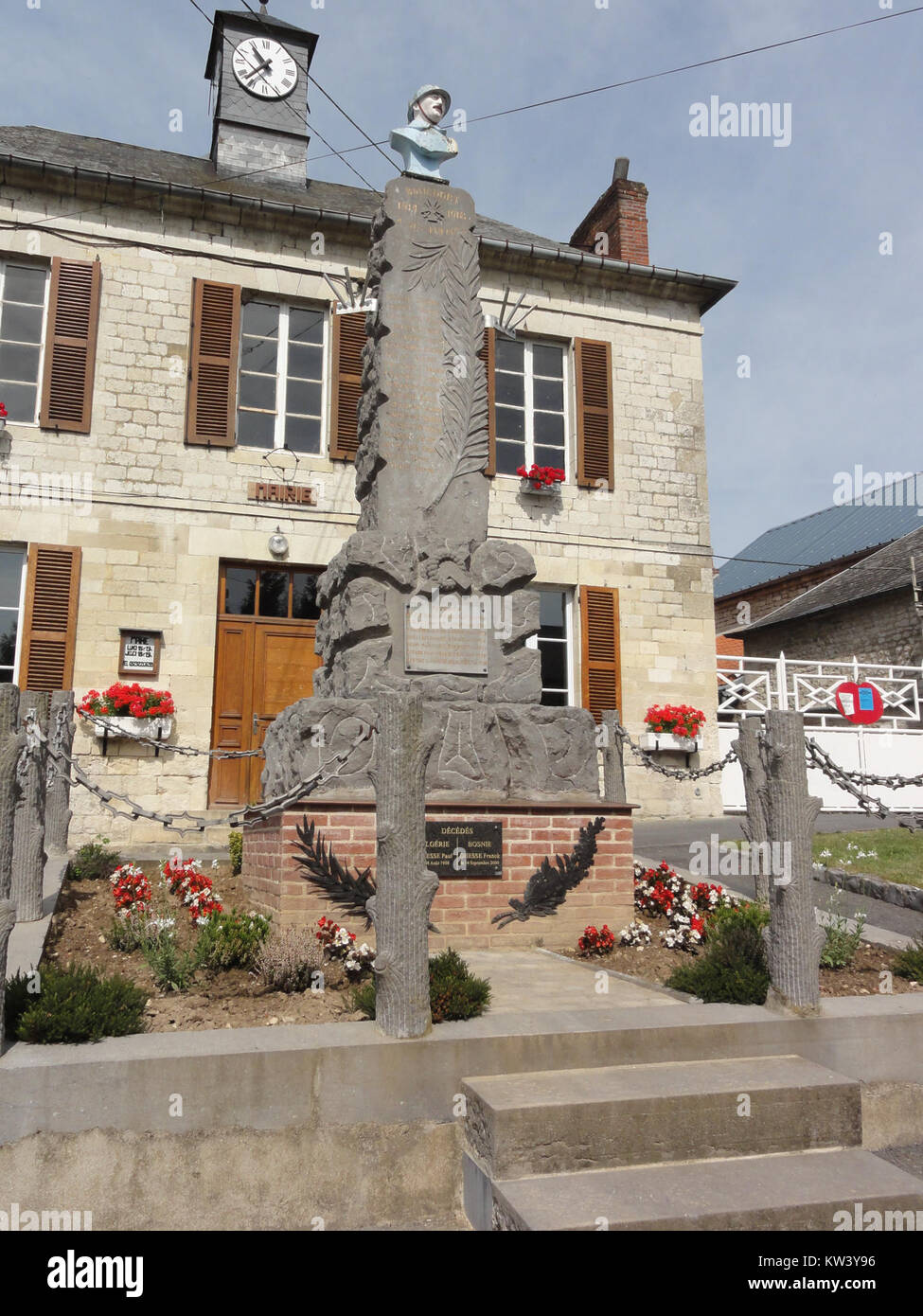 Das Boncourt (Aisne) Monument aux Morts erinnert an die Toten des Ersten Weltkriegs und spiegelt die Hommage der Stadt an die gefallenen Soldaten und ihre historische Verbindung zum Krieg wider. Stockfoto