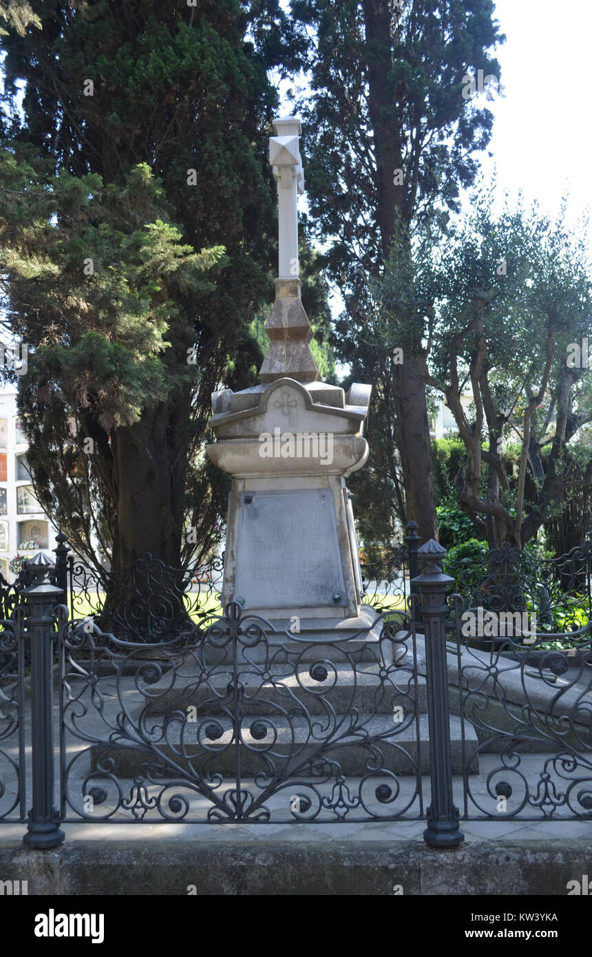 Cementiri Municipal in Blanes, Spanien, ist die letzte Ruhestätte vieler historischer Persönlichkeiten. Tomba 2 (1) bezieht sich auf einen bestimmten Grabstein, der die Grabstätte eines wichtigen Individuums in der lokalen Geschichte markiert. Stockfoto