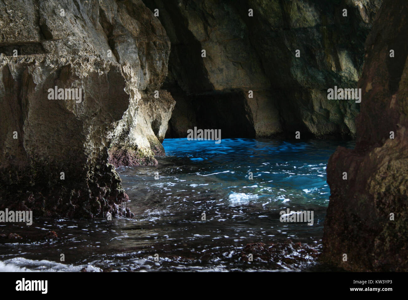 Die Blaue Grotte (Blaue Grotte) ist eine berühmte Meereshöhle an der Küste Italiens, bekannt für ihr atemberaubendes blaues Wasser, das von Sonnenlicht beleuchtet wird. Stockfoto
