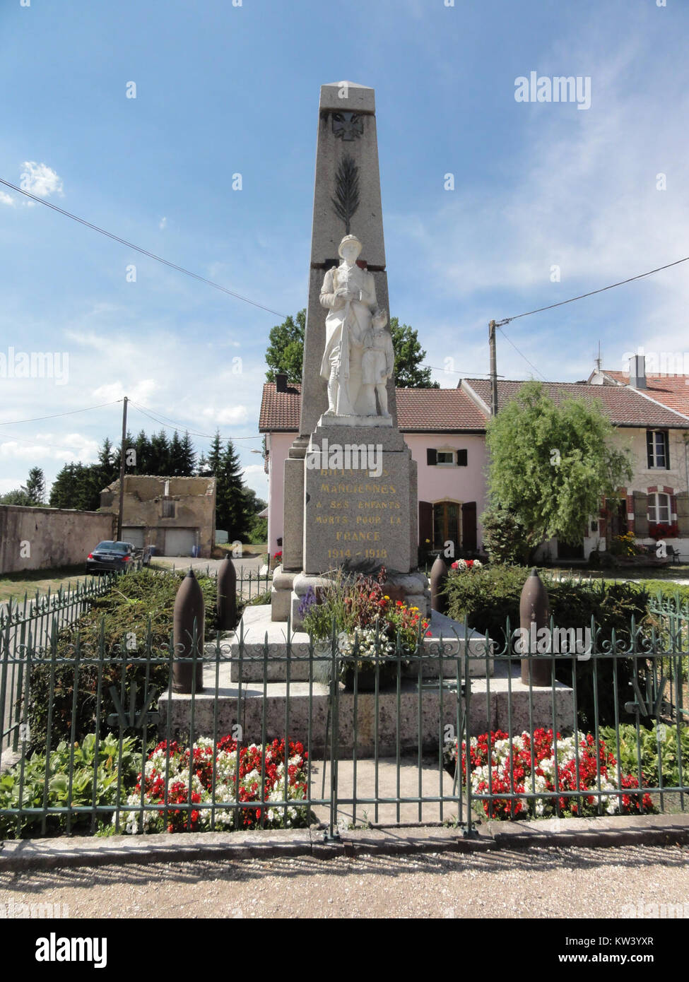 Das Denkmal für die Gefallenen in Mangiennes, Maas, Frankreich, ehrt Soldaten, die in den Weltkriegen, insbesondere im Ersten Weltkrieg, ums Leben gekommen sind und stellt eine bedeutende historische Stätte dar. Stockfoto