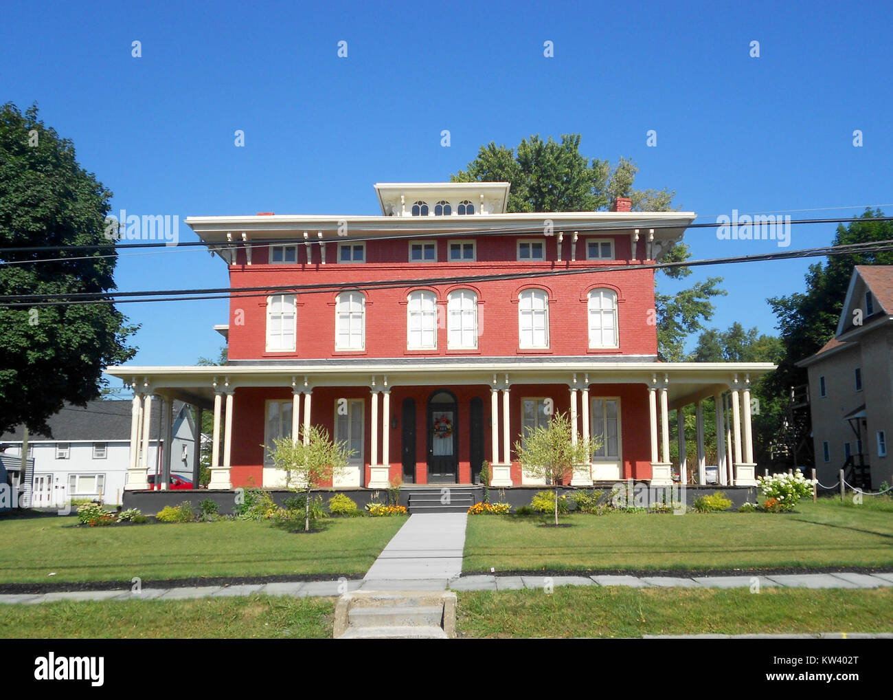 Blakely, Pennsylvania, verfügt über ein historisches Gebäude im italienischen Stil, das für die Architektur aus der Mitte des 19. Jahrhunderts repräsentativ ist. Das Gebäude ist bekannt für seine dekorativen Details und das symmetrische Design, die während der italienischen Architekturzeit beliebt waren. Stockfoto