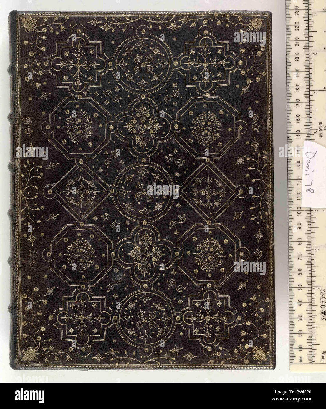 Dieser Artikel ist eine gebundene Ausgabe des Buches des gemeinsamen Gebets neben der Bibel und den Psalmen. Der obere Umschlag ist detailliert und spiegelt die Handwerkskunst wider, die für religiöse Bücher seiner Zeit typisch ist. Stockfoto