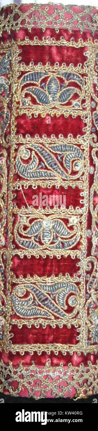 Das Buch des gemeinsamen Gebets, ein wichtiger religiöser Text, ist ein Schlüsselelement der anglikanischen Tradition. Die Wirbelsäule aus dem 15. Jahrhundert ist ein Beispiel für frühe Buchbindertechniken. Stockfoto