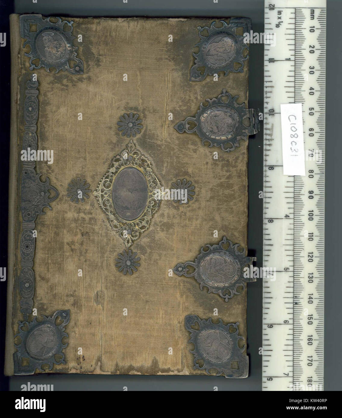 Dieses Bild zeigt das obere Cover eines Buches des gemeinsamen Gebets, das zusammen mit anderen Texten gebunden ist. Das Cover-Design bietet einen Einblick in die historische Zeit und spiegelt die künstlerischen Stile der Zeit wider. Stockfoto