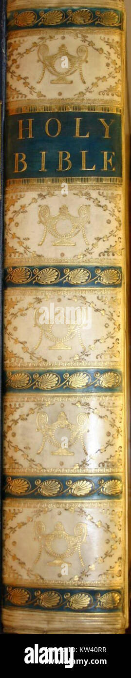 Ein Bild des Rückens der 1763 erschienenen Bibel, gedruckt von J. Baskerville in Cambridge. Das Buch ist bekannt für seine hochwertige Typografie und Druckkunst aus dem 18. Jahrhundert. Stockfoto