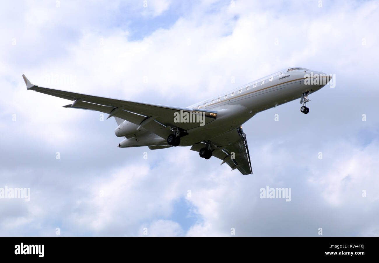 Die Bombardier BD 700 1A10 Global 6000 mit der Nummer N543GL wird am 3. Oktober 2015 bei ihrem finalen Anflug auf den Flughafen Taipei Songshan erfasst. Dieser Privatjet ist bekannt für seine Langstreckenfähigkeit und seine luxuriöse Ausstattung, was ihn zu einer beliebten Wahl für Geschäftsreisen macht. Stockfoto