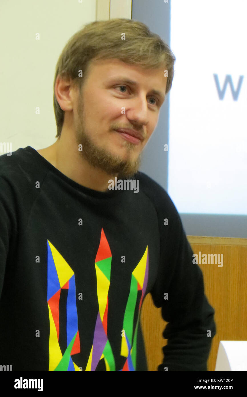 Bogdan Logvynenko, ein bemerkenswerter Mensch, wird an der Universität Kiew gesehen. Seine Anwesenheit an dieser akademischen Einrichtung unterstreicht seine Beteiligung an pädagogischen, beruflichen oder kulturellen Aktivitäten im Zusammenhang mit der Universität. Stockfoto