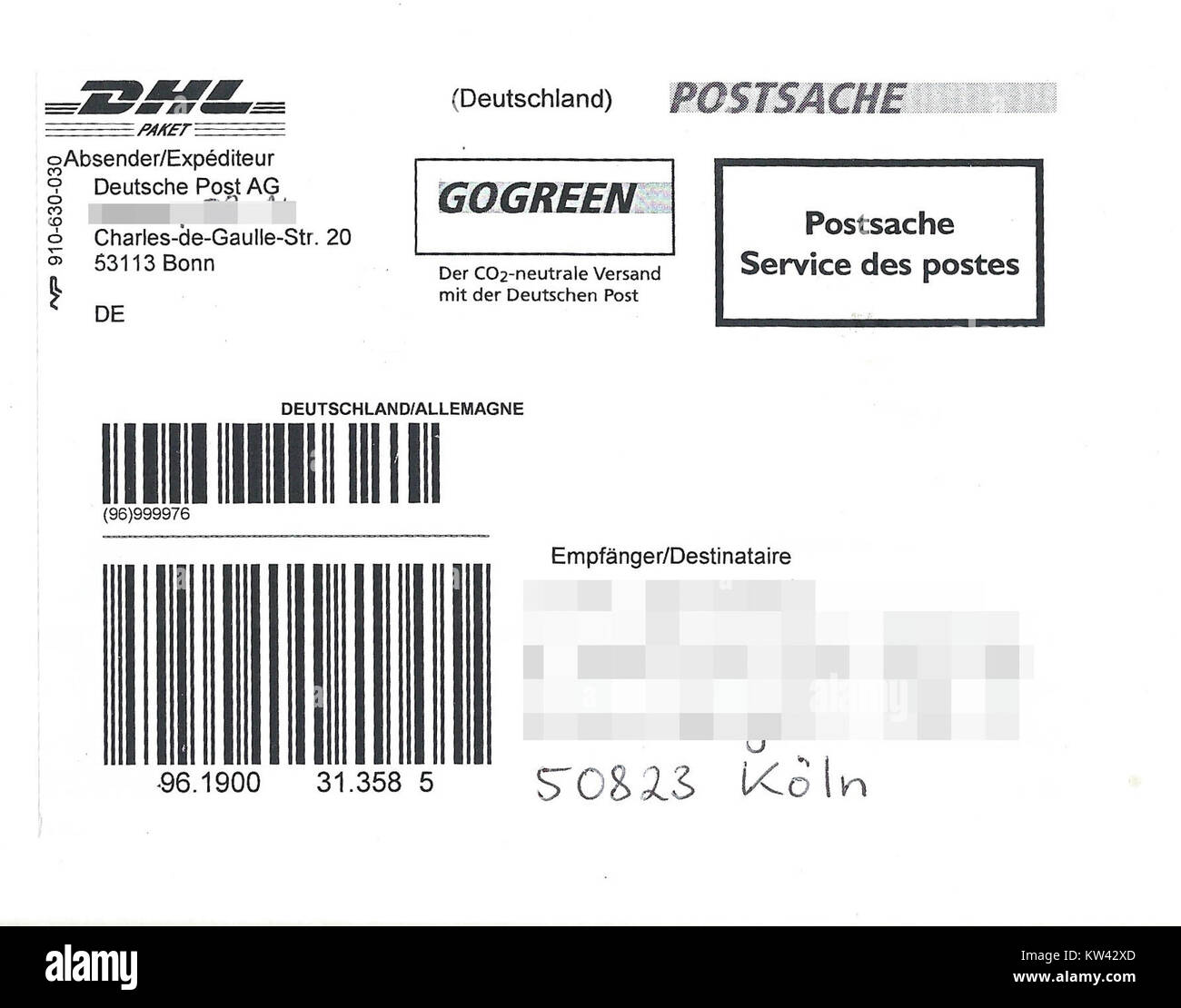 Dieser 2015er-Paketaufkleber von DHL zeigt die Standardbeschriftung für Postdienste. Sie stellt den internationalen Versandprozess dar und stellt sicher, dass die Pakete korrekt für die Lieferung adressiert werden. Stockfoto