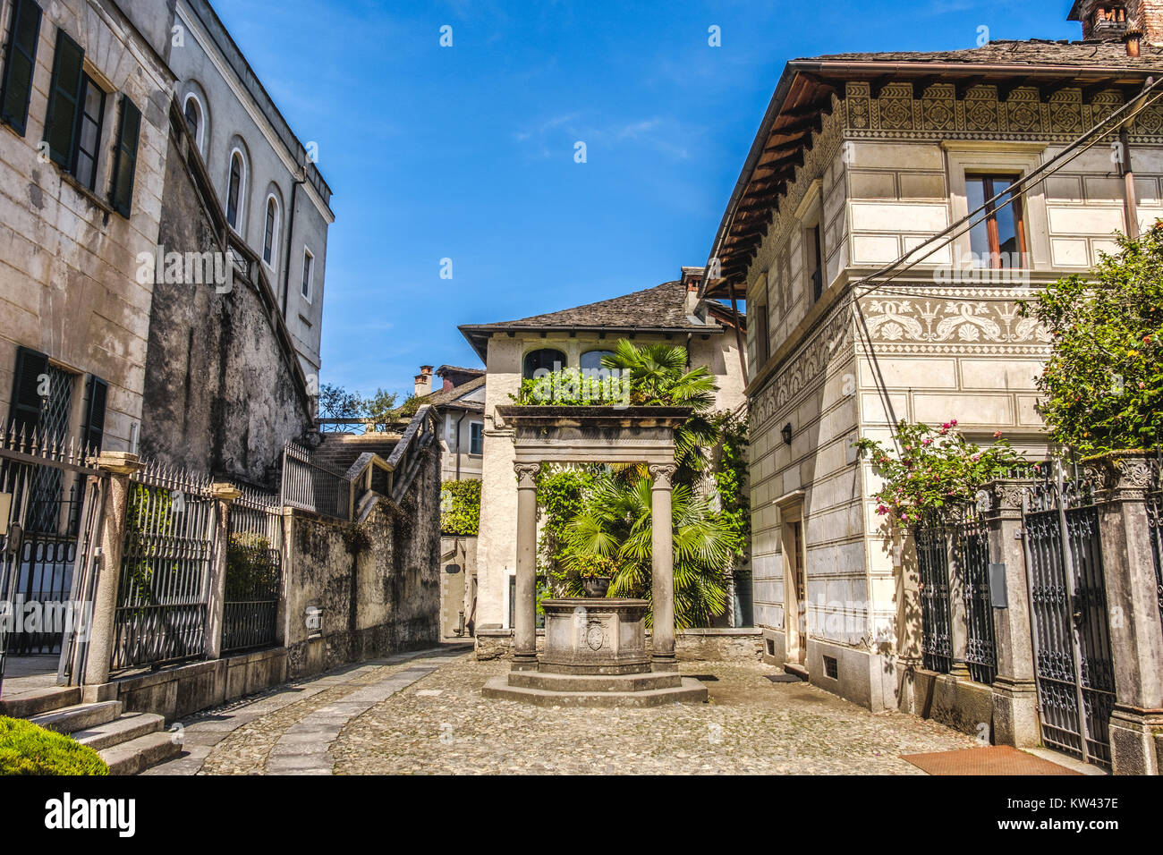 Orta San Giulio Gericht Gasse Wasser gut Dorf Pumpe Piemont Novara Italien Stockfoto