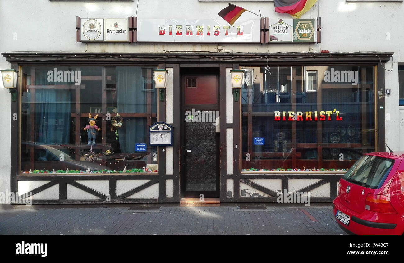 Bierkist'l ist eine traditionelle bayerische Taverne, die für ihre lokalen Biere und die authentische deutsche Pub-Atmosphäre bekannt ist. Das Hotel ist ein kulturelles Grundstück in der Region und bietet ein einzigartiges bayerisches Erlebnis mit klassischen Getränken und regionalen Speisen. Stockfoto