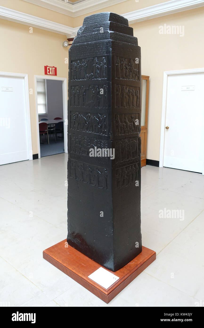 Der Schwarze Obelisk von Shalmaneser ist ein assyrisches Artefakt aus der Mitte des 9. Jahrhunderts v. Chr., das die militärischen Siege der KingÂ darstellt. Dieser Gips ist eine Nachbildung des Originals, das im British Museum untergebracht ist. Es wurde in Nimrud (Kalhu) im Irak entdeckt und ist ein wichtiges historisches Stück für das Verständnis der assyrischen Kunst und Kultur. Stockfoto