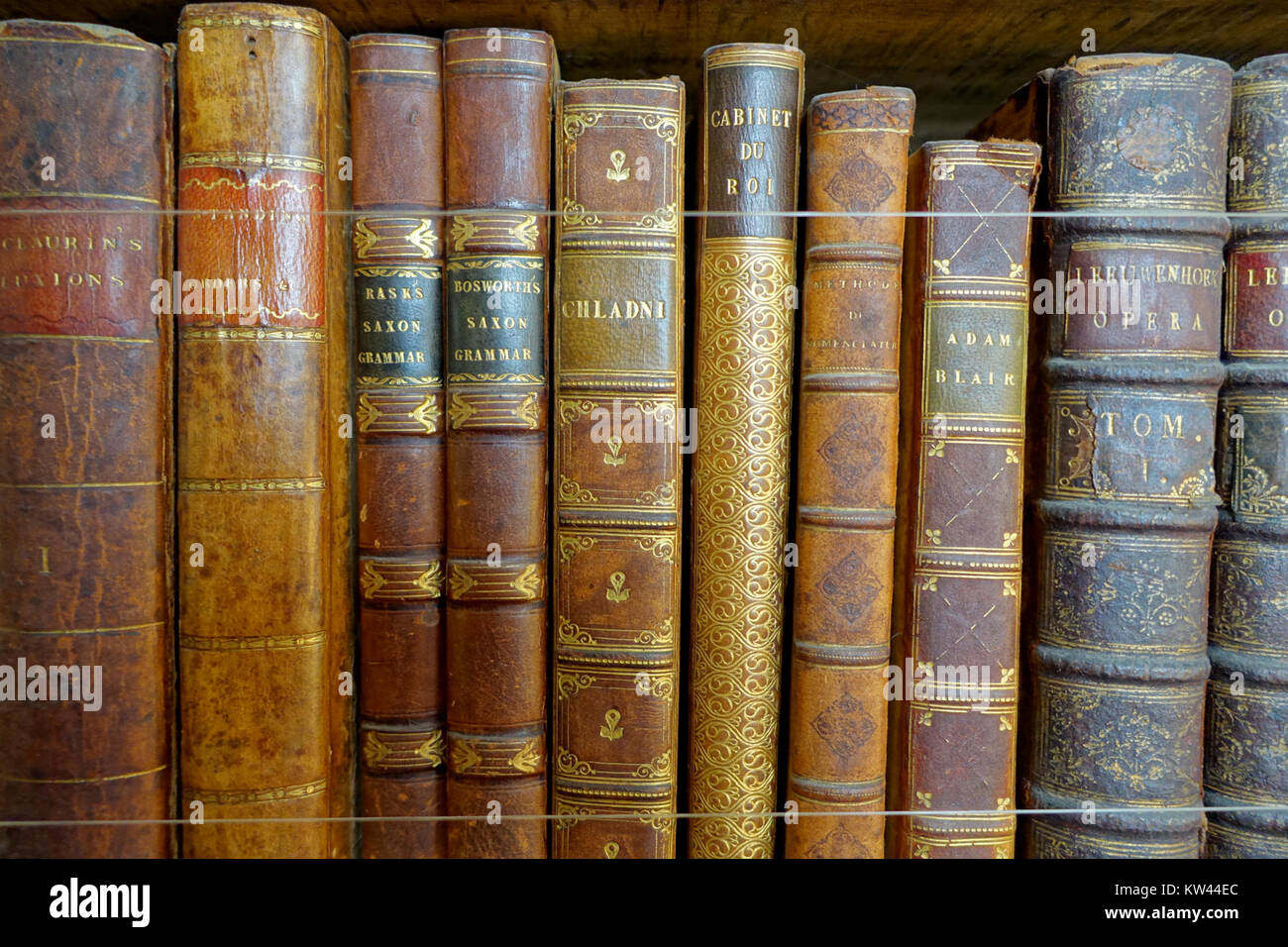 Eine Ausstellung von Büchern in der Lacock Abbey in Wiltshire, England. Die Lacock Abbey, die im 13. Jahrhundert von Ela of Salisbury gegründet wurde, fungiert heute als Museum mit historischen Artefakten, darunter Manuskripte und Bücher, die ihre reiche klösterliche Geschichte hervorheben. Stockfoto