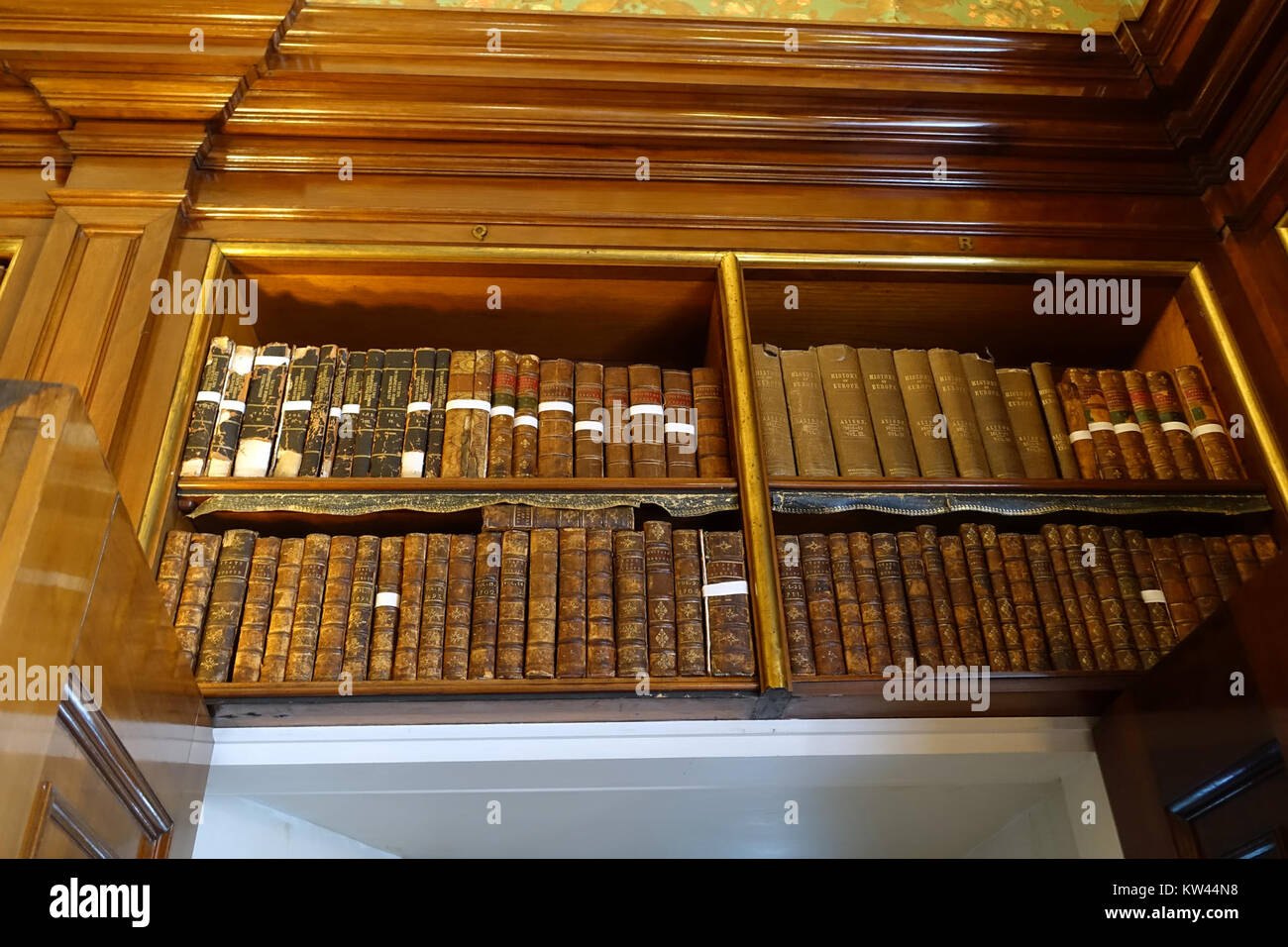 Die spanische Bibliothek im Harewood House in West Yorkshire, England, ist bekannt für ihre Sammlung von Büchern, die über dem Eingang ausgestellt werden. Die Bibliothek spiegelt die historische Bedeutung der Sammlung wider, die im Interesse der ehemaligen Besitzer der estateâ entstand und dem Haus einen kulturellen und pädagogischen Wert verleiht. Stockfoto