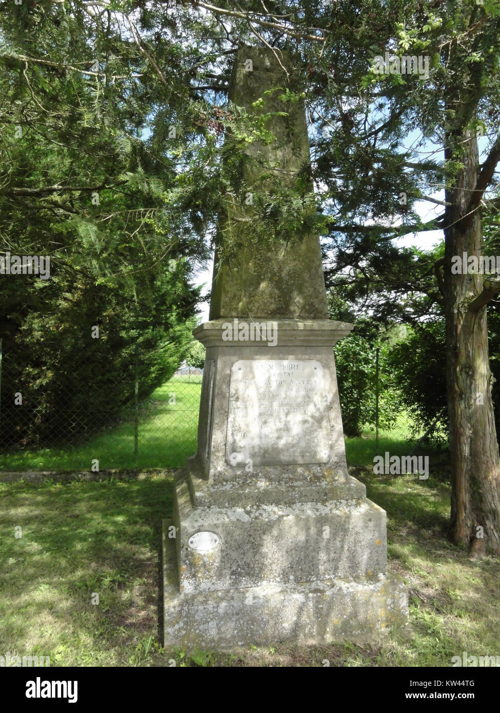 Bezange la Grande ist ein Dorf in Frankreich, in dem ein Denkmal zum Gedenken an die gefallenen Soldaten aus vergangenen Kriegen steht. Das Denkmal spiegelt die historische Verbindung des Dorfes zur Militärgeschichte wider. Stockfoto