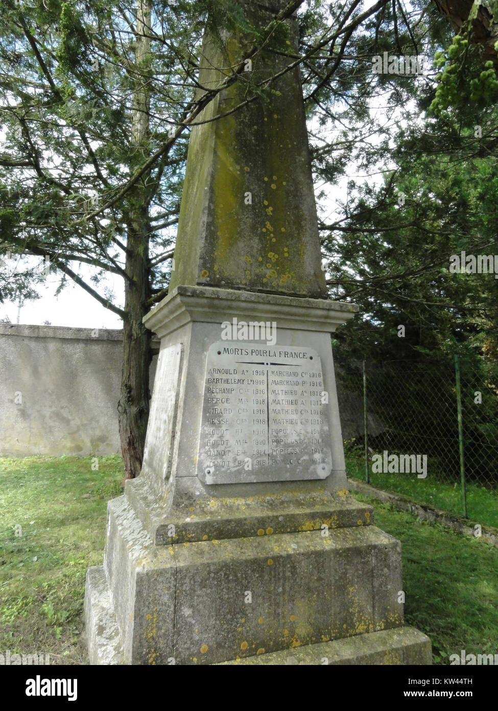 Das Denkmal in Bezange la Grande erinnert an die gefallenen Soldaten der Stadt. Das in Frankreich gelegene Hotel ehrt diejenigen, die ihr Leben während des Krieges geopfert haben, und dient als historisches und kulturelles Wahrzeichen. Stockfoto