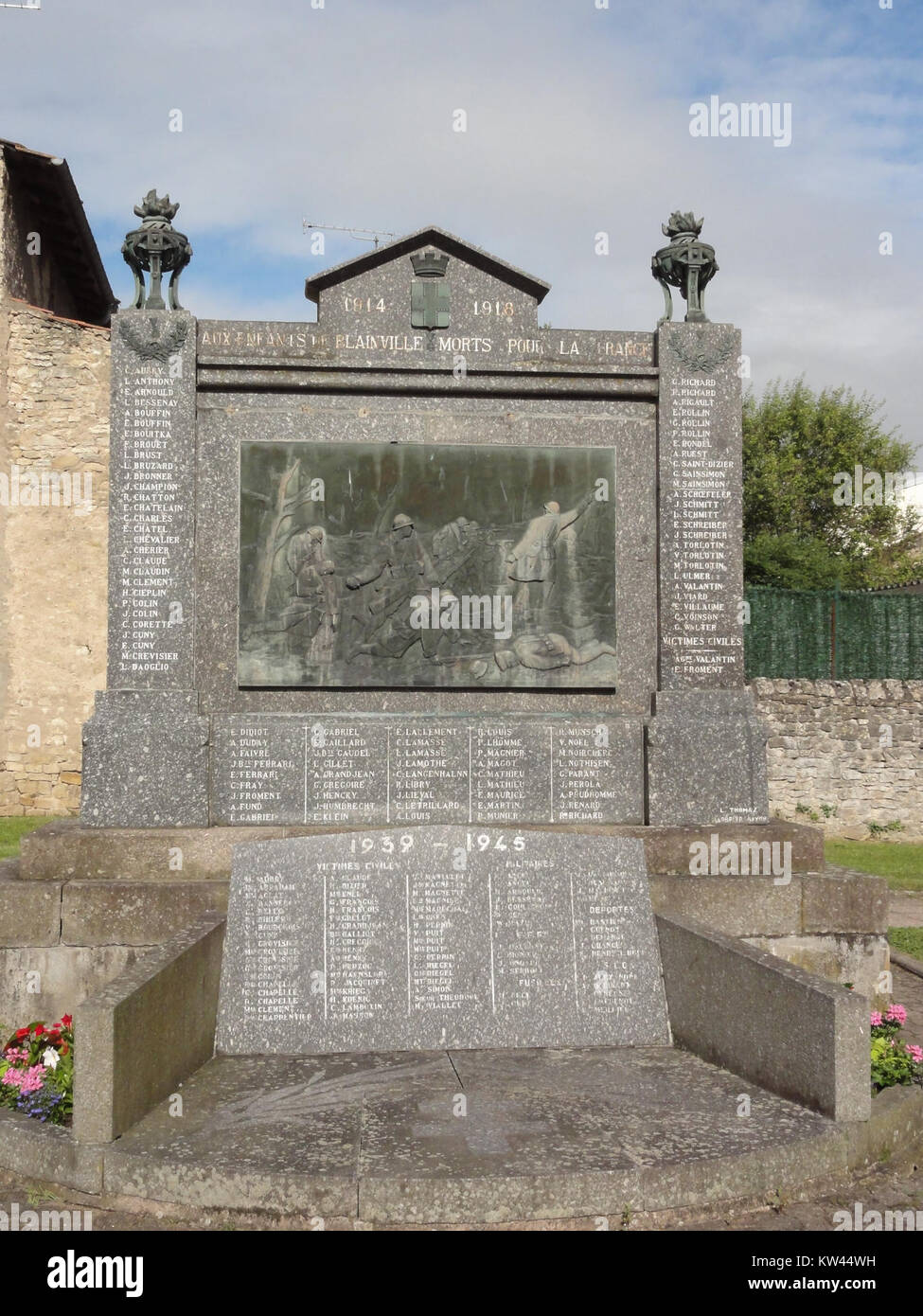 Das Monument aux Morts in Blainville-sur-l'Eau erinnert an Einwohner, die in verschiedenen Konflikten ihr Leben verloren haben. Die Namen der gefallenen Soldaten aus der Gemeinde sind eingeschrieben und dienen als ergreifende Erinnerung an ihr Opfer. Stockfoto