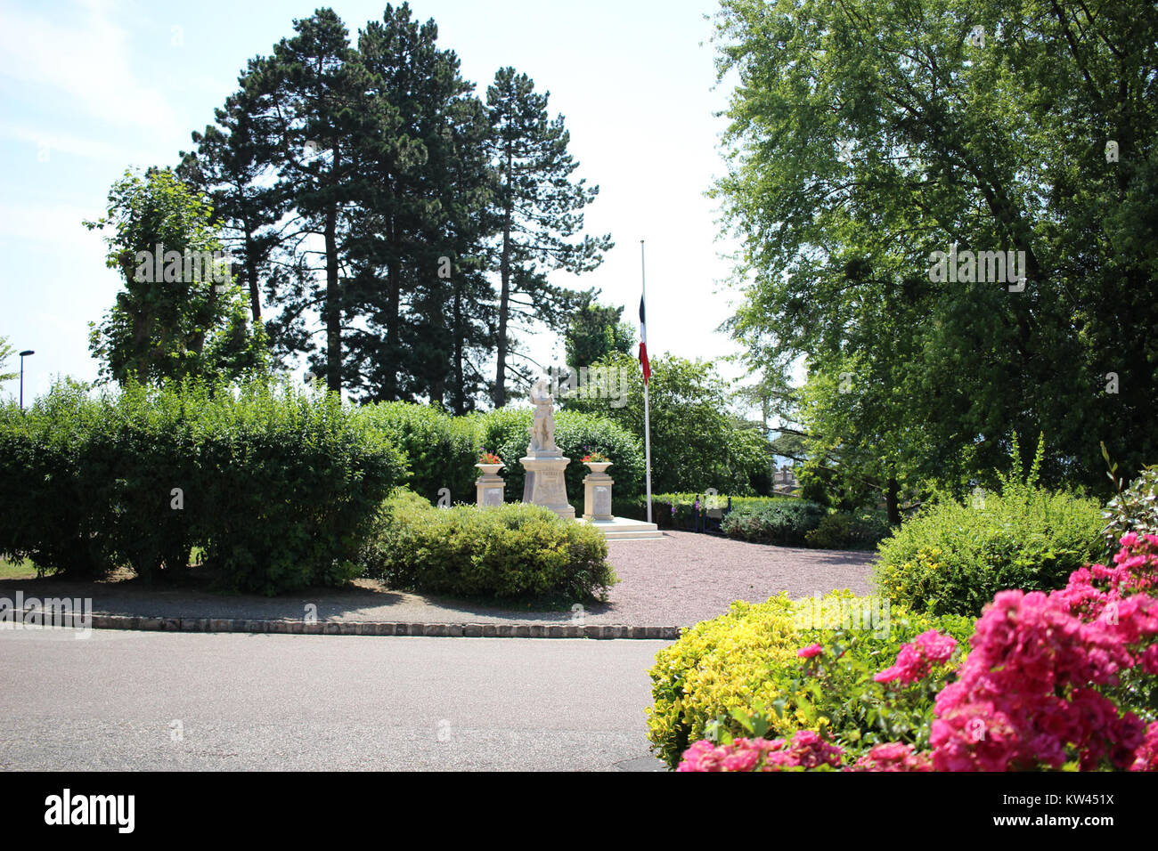 Das Bonsecours Monument aux Morts in Frankreich ehrt die gefallenen Soldaten des Ersten Weltkriegs. Es ist eine Gedenkstätte für die im Krieg verstorbenen Soldaten und eine Hommage an ihre Opfer. Stockfoto