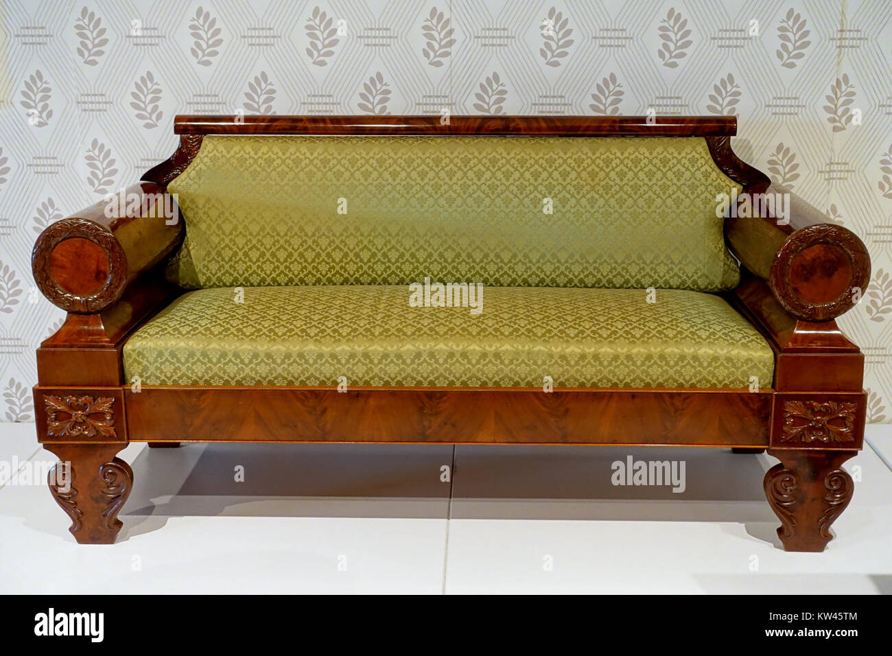 Dieses Biedermeier-Sofa aus den Jahren 1815 bis 1825 ist mit Mahagoni-Holz und später Polsterung ausgestattet. Das Stück ist Teil der Sammlung des Montreal Museum of Fine Arts, die die Designästhetik des frühen 19. Jahrhunderts in Österreich widerspiegelt. Stockfoto