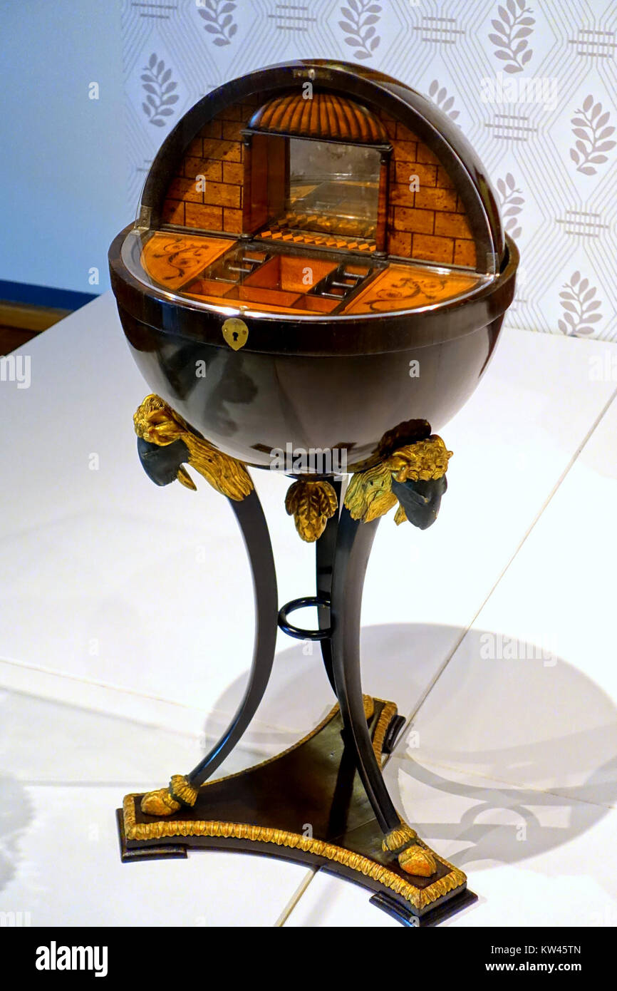 Ein kugelförmiger Biedermeier-Arbeitstisch aus Wien, hergestellt zwischen 1815 und 1820, aus Ahornfurnier, Vogelaugenahorn und Obsthölzern mit vergoldeten und ebonisierten Holzdetails, ausgestellt im Montreal Museum of Fine Arts, Kanada. Stockfoto