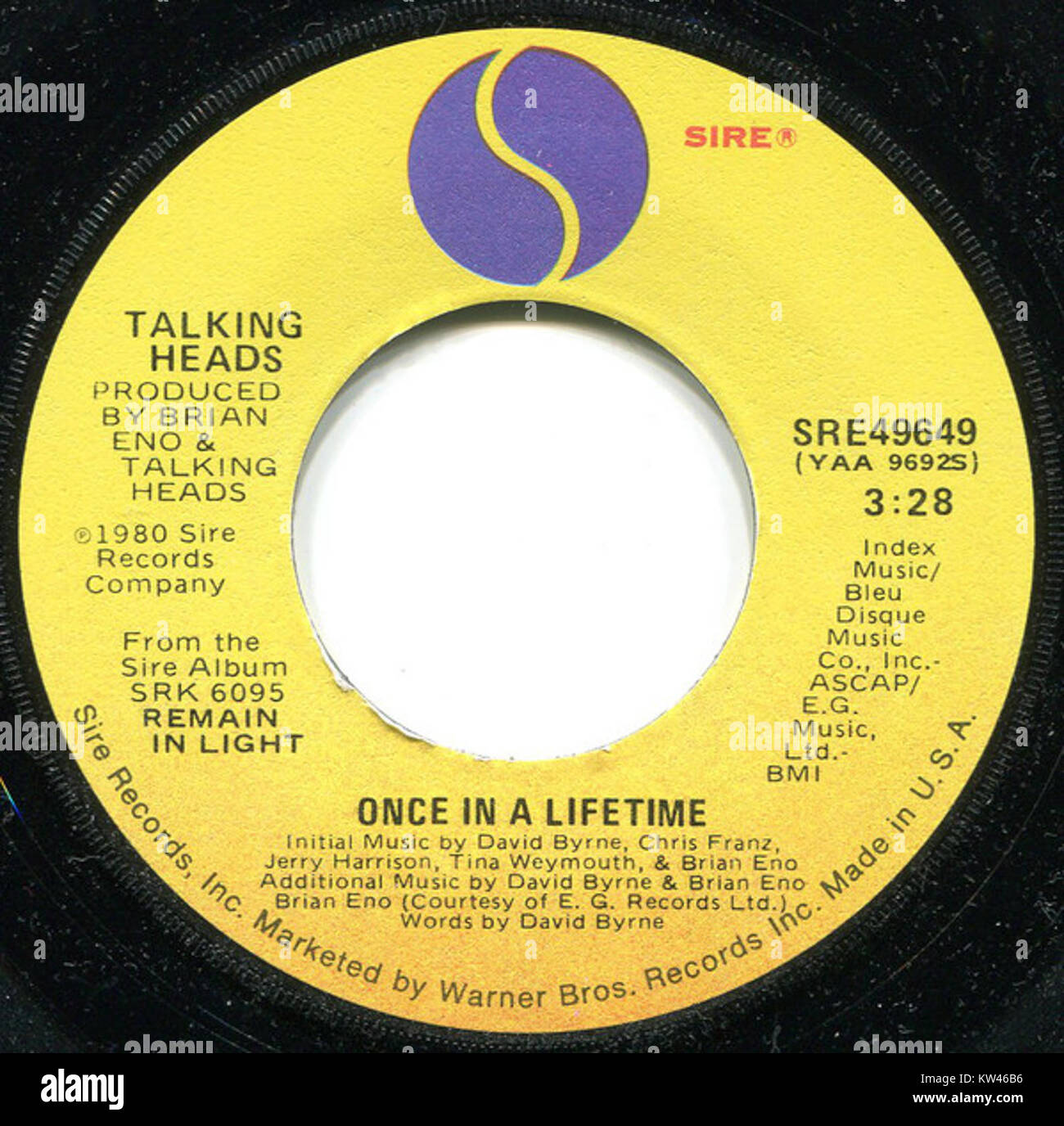 *Once in a Lifetime* von Talking Heads, veröffentlicht als A-Seite einer Vinyl-Single, ist einer der legendärsten Songs der Band. Der Track aus dem Album *Remain in Light* von 1980 enthält komplexe Rhythmen und reflektierende Texte, die zu einem Eckpfeiler des neuen Wave-Genres werden. Stockfoto