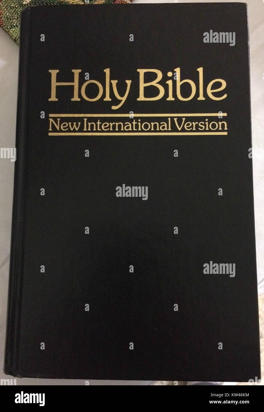 Die New International Version (NIV) Bibel ist eine weit verbreitete englische Übersetzung der christlichen Bibel. Es ist bekannt für sein Gleichgewicht zwischen Lesbarkeit und Genauigkeit, das es einem breiten Publikum zugänglich macht und gleichzeitig die Originaltexte treu hält. Stockfoto