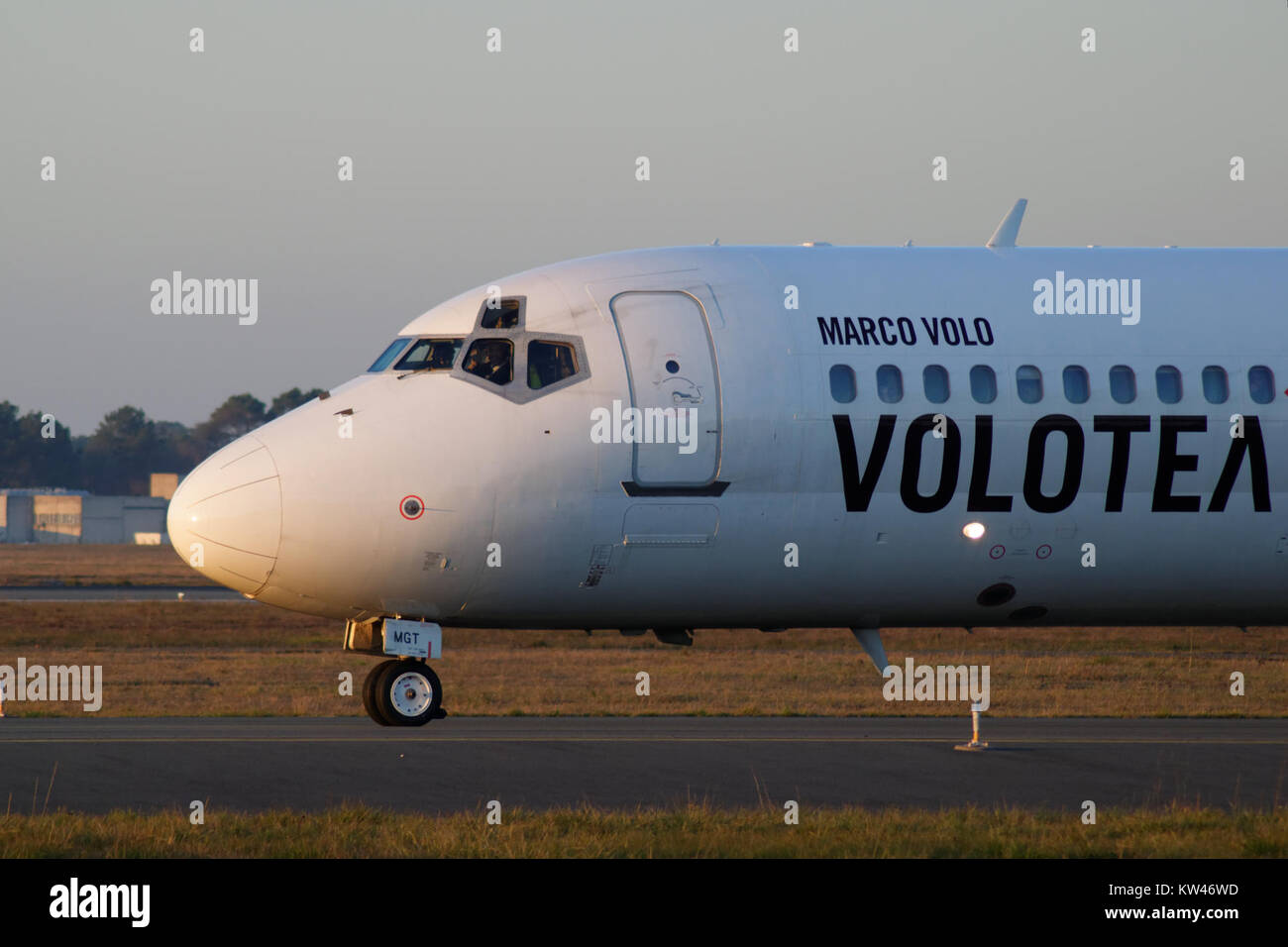 Die Boeing 717 ist ein zweimotoriges Flugzeugflugzeug mit schmaler Karosserie. Das mit der Flugnummer 31618631642 identifizierte Flugzeug Volotea wird von der spanischen Fluggesellschaft Volotea betrieben. Die Boeing 717 ist bekannt für ihre Kraftstoffeffizienz und Einsatzflexibilität und wird häufig auf kurz- bis Mittelstreckenflügen eingesetzt. Stockfoto