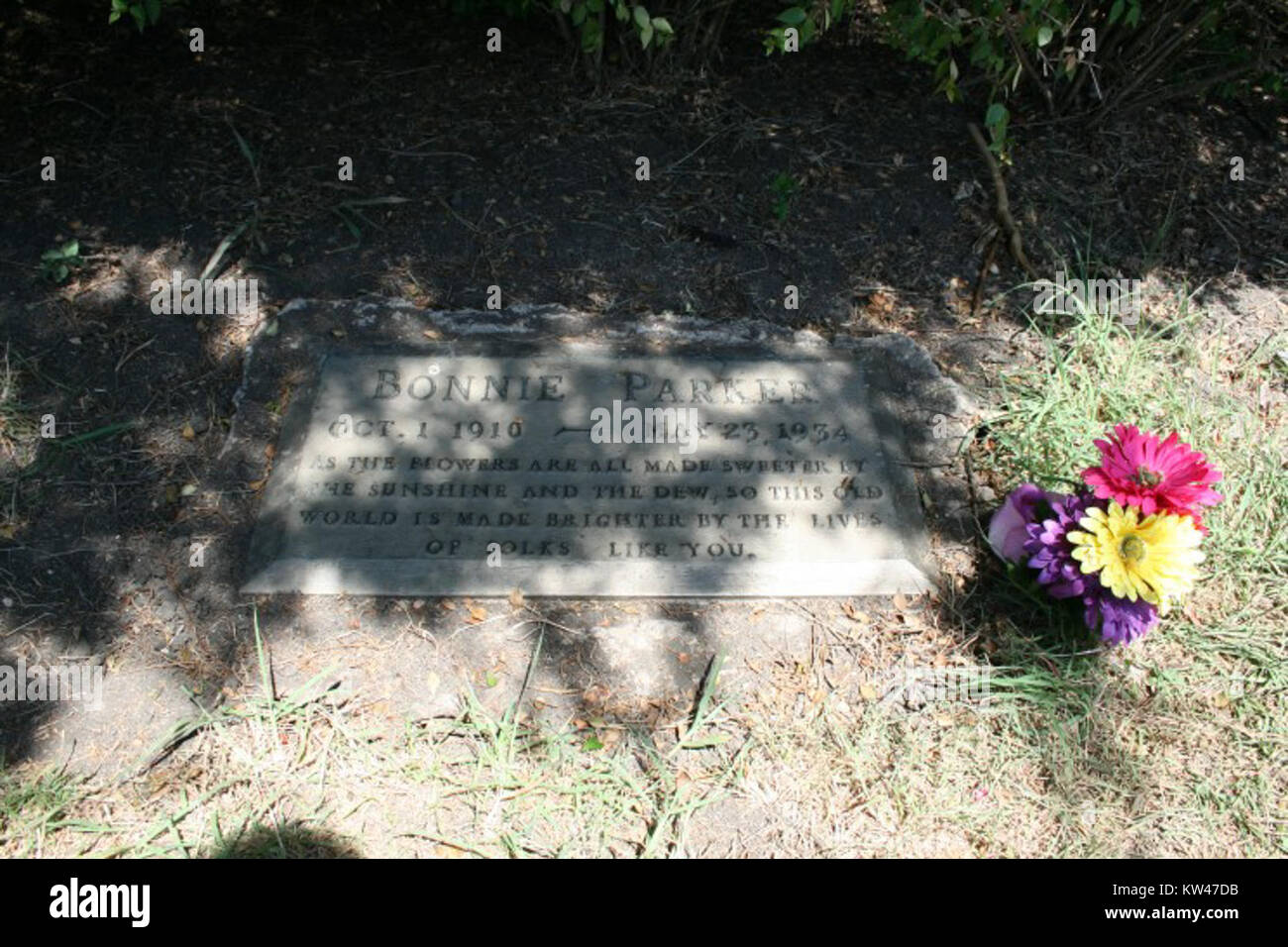 Das Grab von Bonnie Parker, einer Hälfte des berüchtigten kriminellen Duos Bonnie and Clyde, befindet sich im Crown Hill Memorial Park in Dallas, Texas. Bonnie Parkers kriminelle Karriere und ihr tragischer Tod neben Clyde Barrow haben sie zu einem Symbol der Großen Depression Ära gemacht. Stockfoto