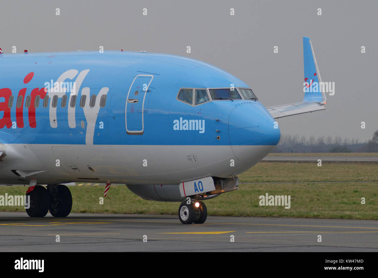 Eine Boeing 737, die von JetairFly, einer belgischen Fluggesellschaft, betrieben wird, wird im Flug gesehen. Die Boeing 737 ist ein weit verbreitetes Verkehrsflugzeug, das für seine Effizienz und Sicherheit bekannt ist. Stockfoto