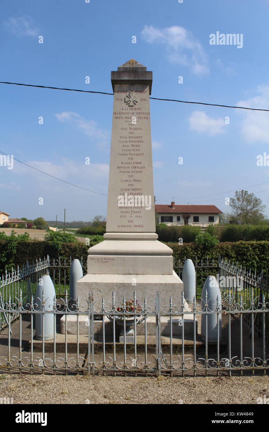 Das Monument Morts in Servignat ist ein Kriegsdenkmal, das den Soldaten aus Servignat gewidmet ist, die in Konflikten ihr Leben verloren haben. Sie erinnert an die Opfer, die während der Kriege gebracht wurden. Stockfoto