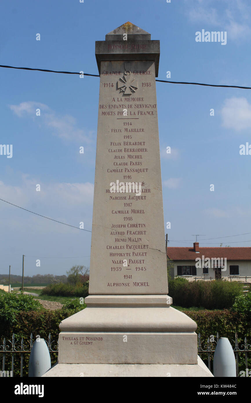 Das Monument Morts Servignat ist ein Denkmal in Servignat, Frankreich. Sie gedenkt an die gefallenen Soldaten aus der Region und spiegelt Frankreichs Engagement für die Kriegsopfer wider. Stockfoto