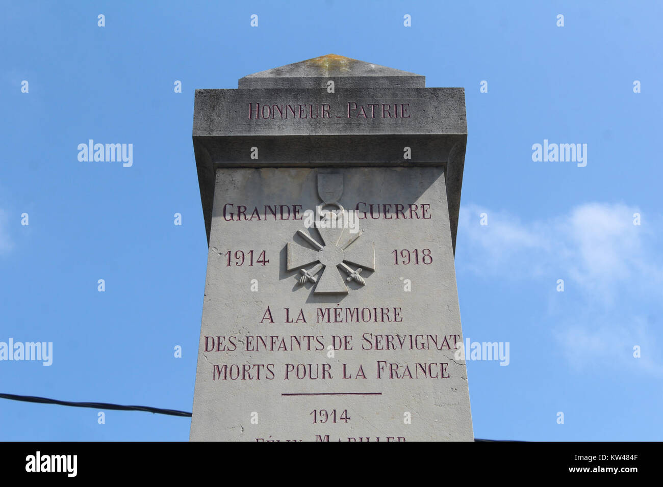 Das Monument Morts in Servignat, Frankreich, erinnert an die Menschen, die in Kriegen ihr Leben verloren haben. Es ist ein bedeutendes historisches Wahrzeichen zu Ehren der gefallenen Soldaten der Region. Stockfoto