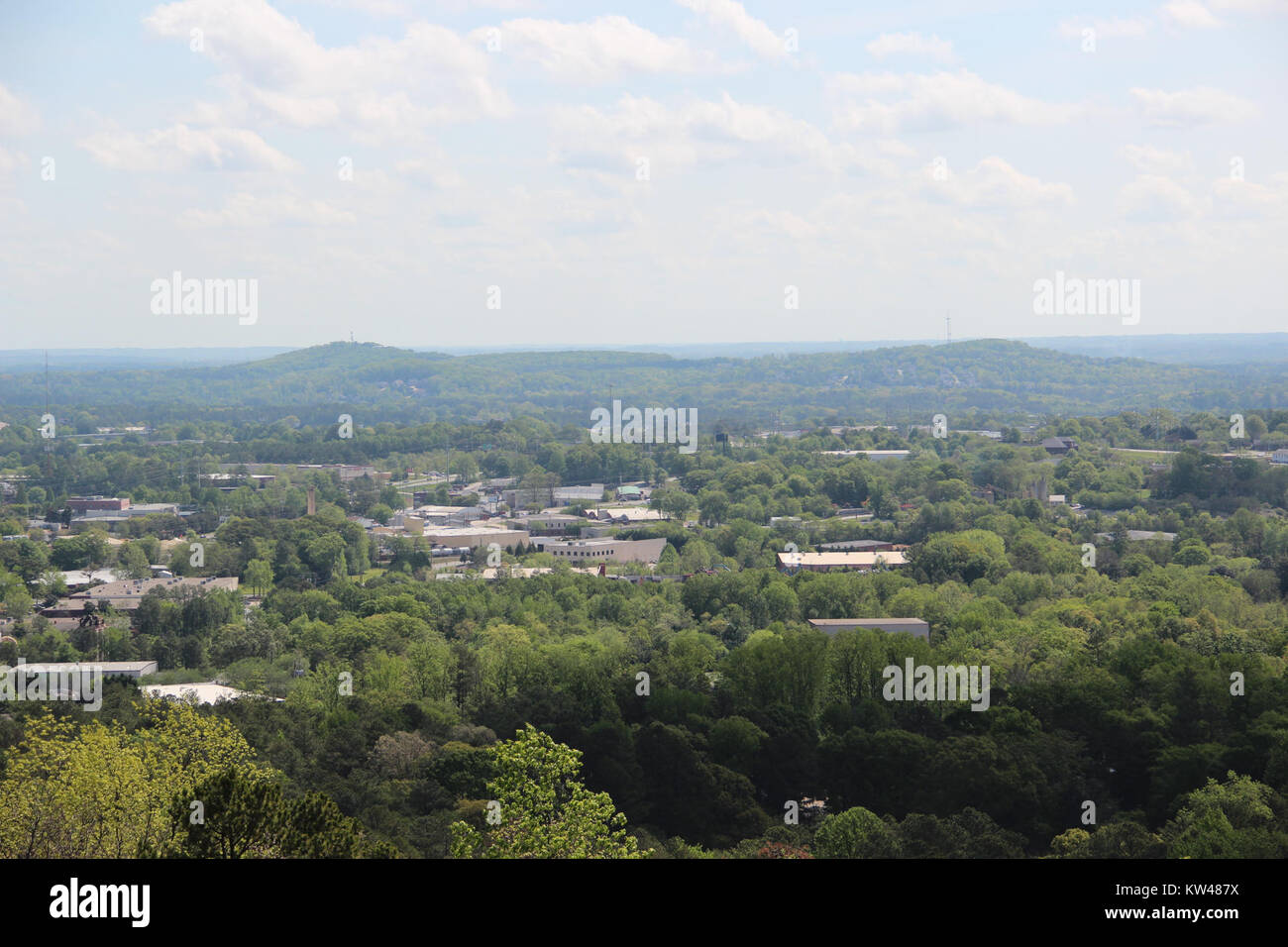 Ein Blick auf den Blackjack Mountain im Cobb County, Georgia, vom Kennesaw Mountain Drive im April 2017. Dieses malerische Foto zeigt die bergige Landschaft und die natürliche Schönheit der Region. Stockfoto