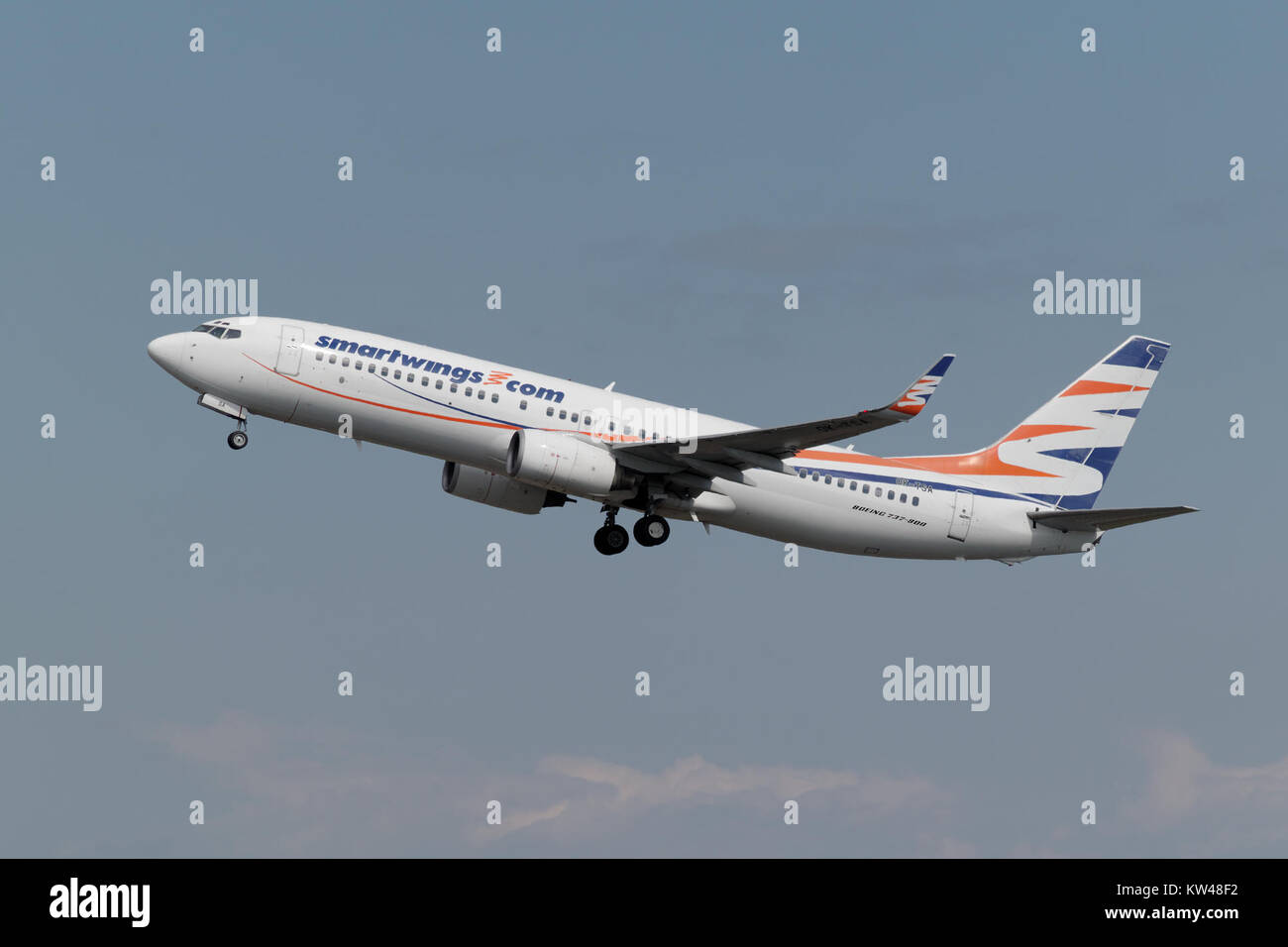 Die Boeing 737 Smartwings ist ein Verkehrsflugzeug der Smartwings Airline. Er ist bekannt für seine Kraftstoffeffizienz und Kapazität und spielt eine Schlüsselrolle bei kurz- bis Mittelstreckenflügen innerhalb und außerhalb Europas. Stockfoto