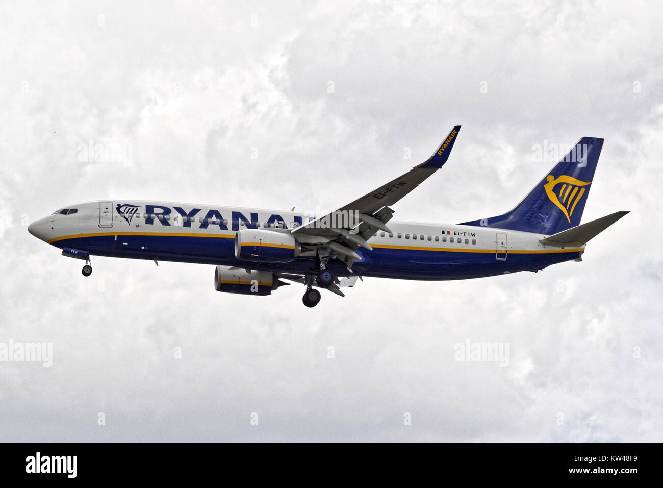 Eine Ryanair Boeing 737 wird im Flug gesehen. Dieses Flugzeug gehört zur Ryanair-Flotte, einer großen europäischen Billigfluggesellschaft, die nationale und internationale Flüge anbietet. Stockfoto