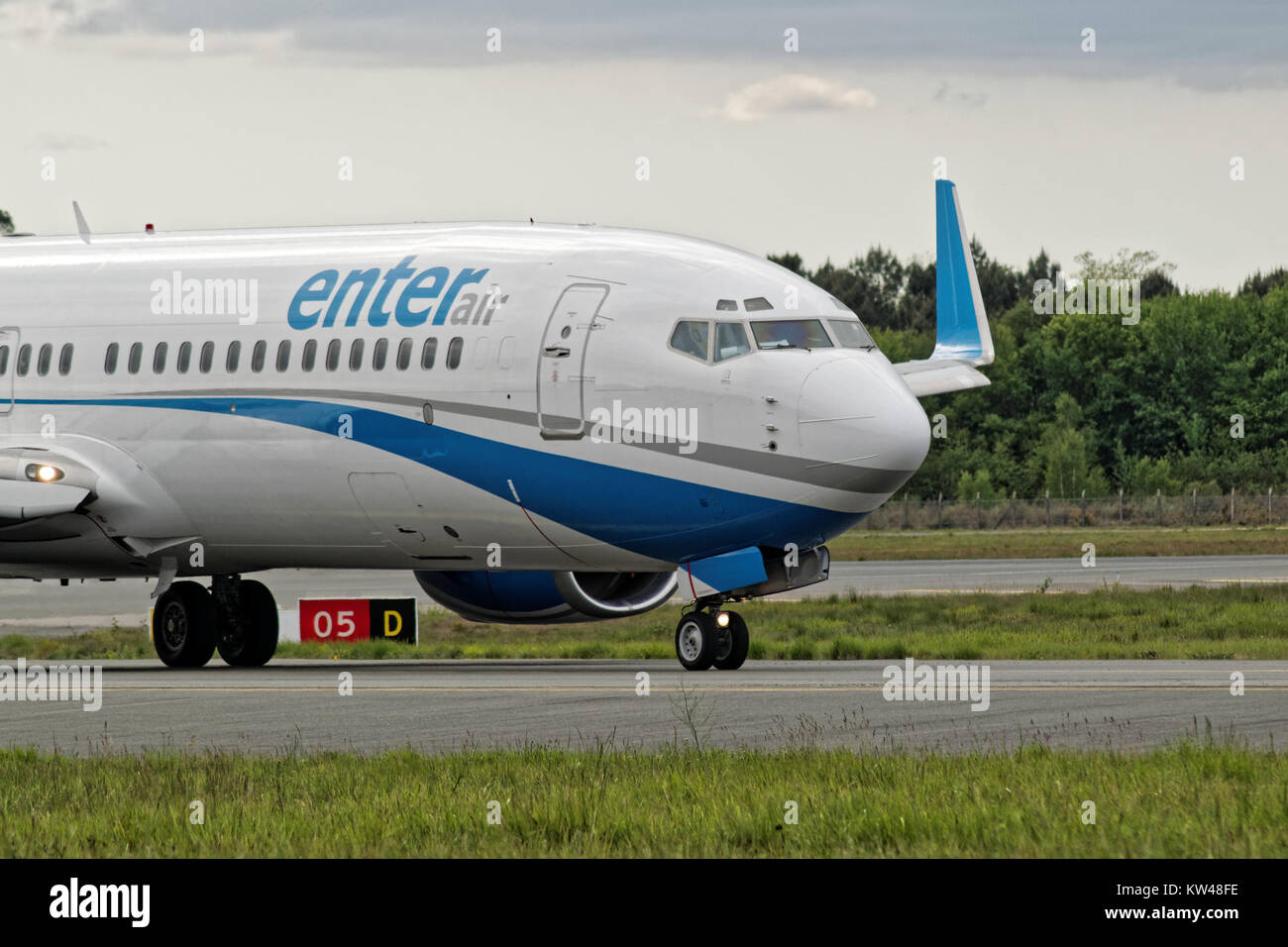 Die Boeing 737 ist ein beliebtes Flugzeugmodell der Charterfluggesellschaft Enter Air. Das Bild zeigt das Flugzeug während des Fluges und stellt sein Design und seine Verwendung in der kommerziellen Luftfahrt dar. Stockfoto